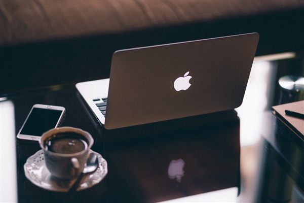 苹果OLED计划生变!LCD版MacBook Pro卖到2027年底:存储涨价逼苹果省钱