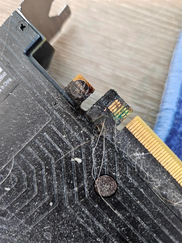 服役近十年早就过保!老款一体式水冷漏液:整套电脑直接报废
