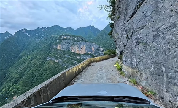 美国博实测!乐道L60智驾闯重庆8D迷宫:挂壁公路全程零接管