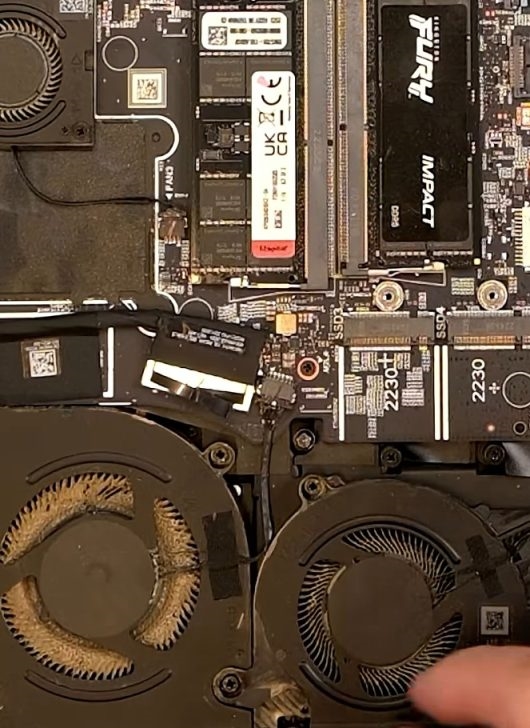 笔记本谈什么灰电平衡！万元游戏本积灰严重：直接烧穿DDR5供电