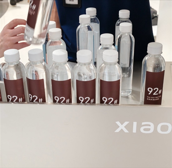 小米门店发放92号矿泉水 网友：全网都知道小米澎程能加92号汽油了