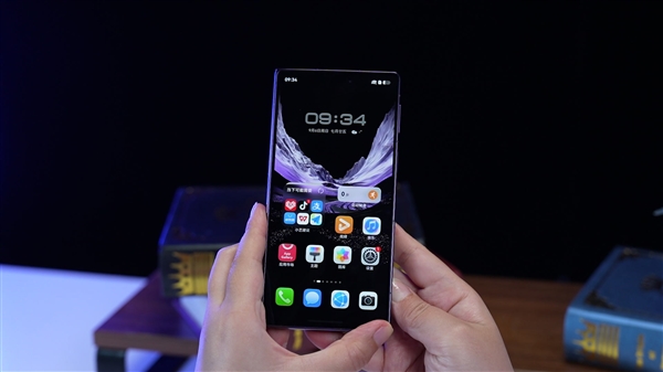 翼展三折眼界大开 华为Mate XT 2非凡大师快速上手