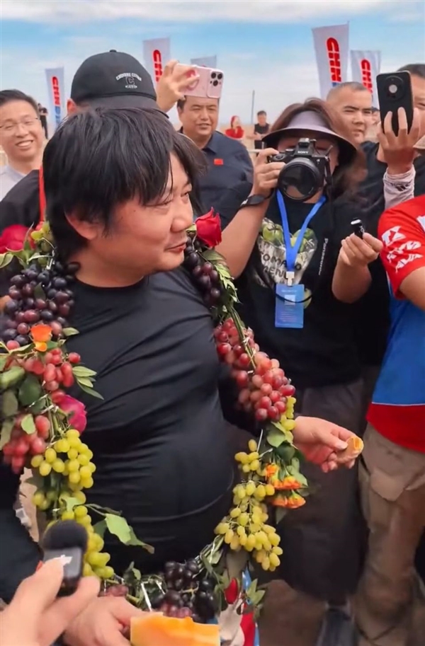 大海道摩托越野拉力赛颁奖现场：张雪收到1.5米巨型肉串