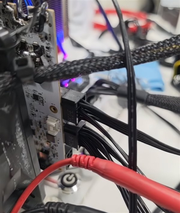 全球首块8pin供电RTX 5090！900W极限拷机1小时：线缆温度仅35℃