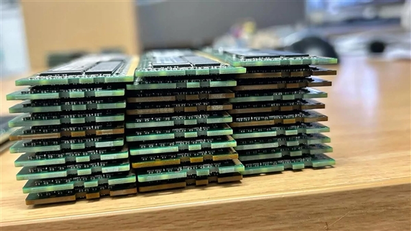 翻了10几倍！澳洲一男子车库里意外翻出30条64GB DDR4内存：价值至少超8万元