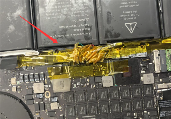 拿命在玩电脑!旧款MacBook电池型号买错用飞线强连:起火隐患极大