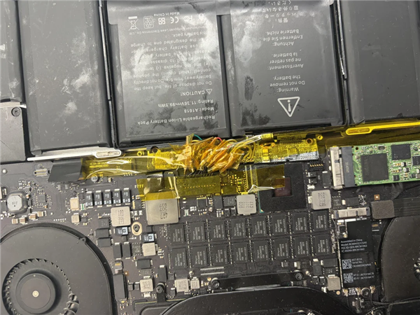 拿命在玩电脑!旧款MacBook电池型号买错用飞线强连:起火隐患极大