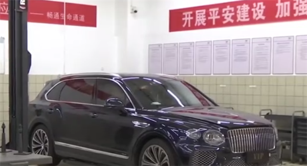 440万宾利检修时突然炸了 车主要退换车!4S店:只能维修