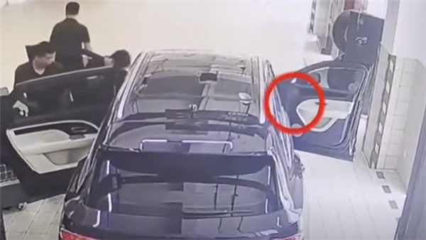 440万宾利检修时突然炸了 车主要退换车!4S店:只能维修