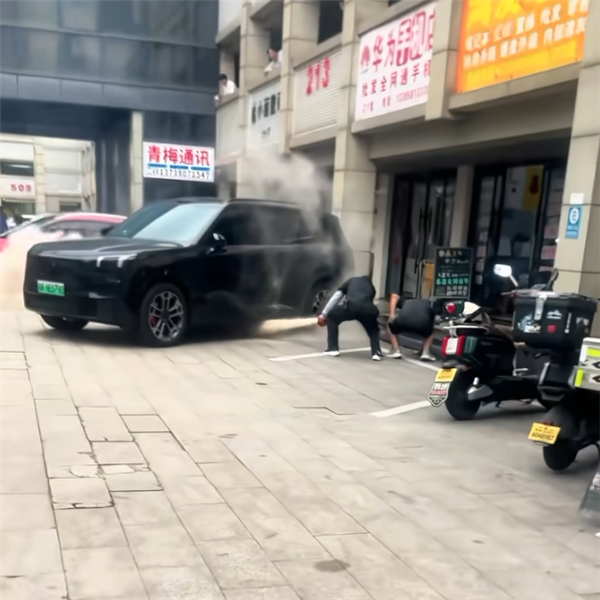 杭州一领克900被曝起火自燃 官方回应:非车辆起火 是被车底充电宝引燃