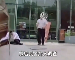 一特斯拉车主不认可维修质量 遭员工伸腿拦车!门店回应:核实中