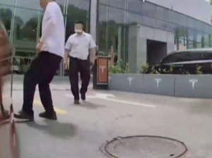 一特斯拉车主不认可维修质量 遭员工伸腿拦车!门店回应:核实中