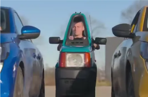仅50.2厘米宽!全球最窄可驾驶汽车诞生:入选吉尼斯纪录