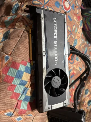 垃圾堆捡到旧旗舰整机！网友拆出4张1080 Ti：都还能正常点亮