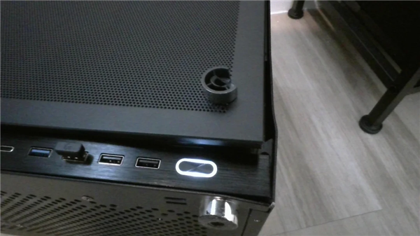 硬度离谱！RTX 5070主机遭亲爹连续暴摔：机箱变形硬是没坏