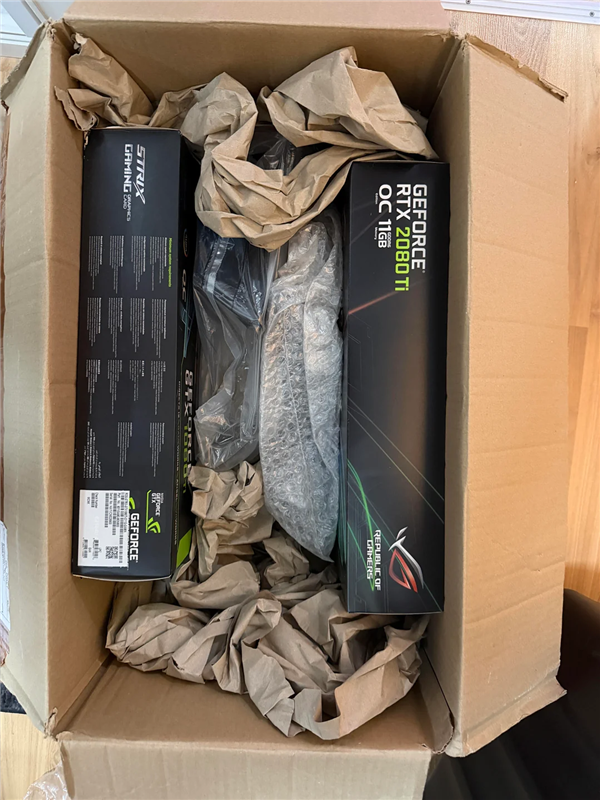 仅缺一个3090包装盒!玩家集齐近十代ROG显卡:从GTX 1080 Ti到RTX 5090