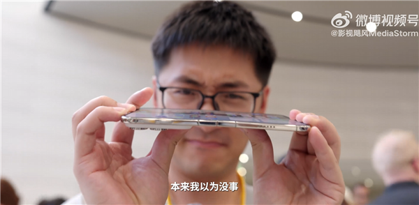 博主回应Tim称掰坏iPhone Duo：大概率是壁纸bug 并非硬件损坏