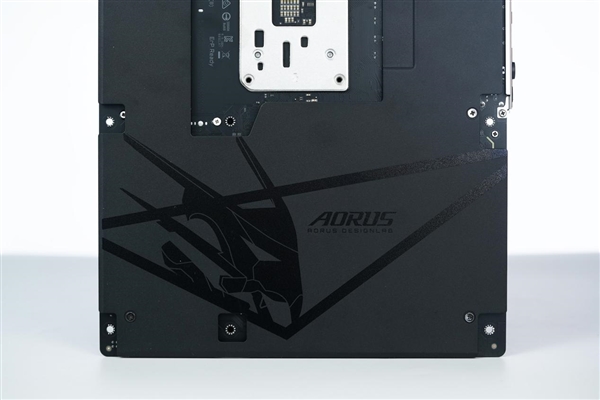 16+2+2相供电 配4路M.2!技嘉B850 AORUS ELITE X3D图赏