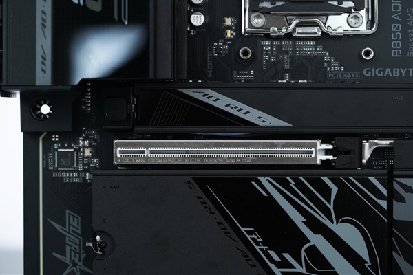 16+2+2相供电 配4路M.2!技嘉B850 AORUS ELITE X3D图赏