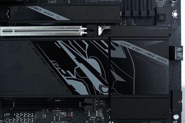 16+2+2相供电 配4路M.2!技嘉B850 AORUS ELITE X3D图赏