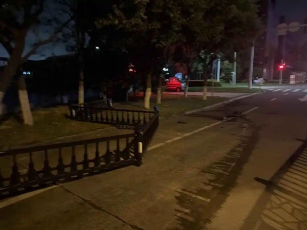 男子开车捡手机猛撞道路护栏 心存侥幸直接开跑 交警:肇事逃逸记6分
