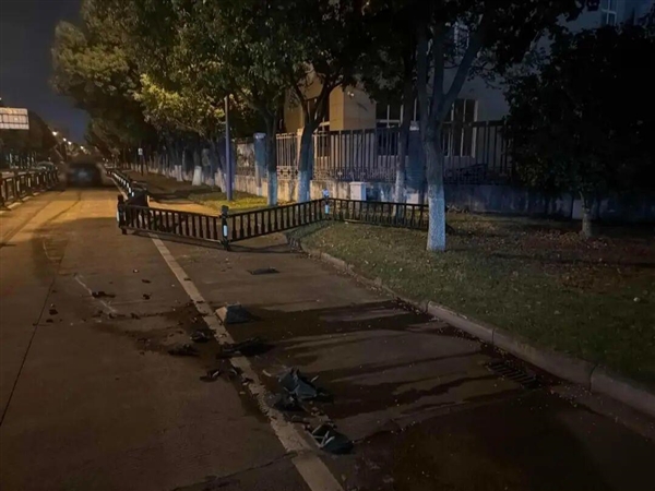 男子开车捡手机猛撞道路护栏 心存侥幸直接开跑 交警:肇事逃逸记6分