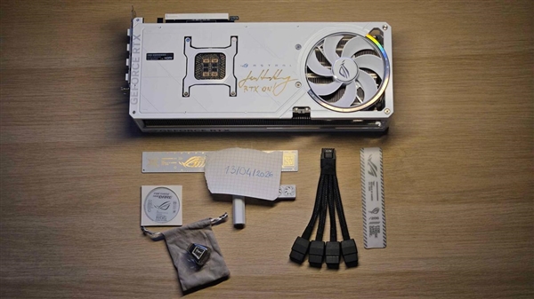 男子二手市场捡漏RTX 5090!开箱竟发现是黄仁勋亲笔签名全球唯一版