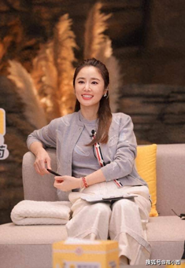 50岁林心如增肥后美得更大气，穿开衫配小白裤好高级，差点认不出