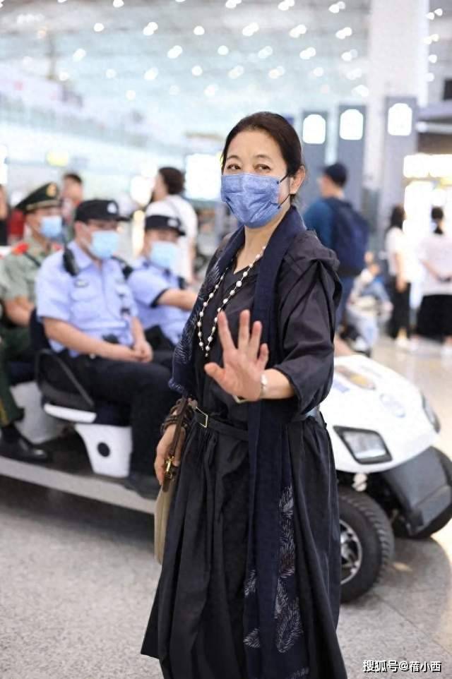 “倪萍”走机场大变样！长裙+红色运动鞋好洋气，美得像换了个人