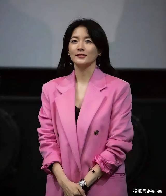 李英爱都55岁了还不显老，穿粉色大衣配长发亮相，气质高级像贵妇