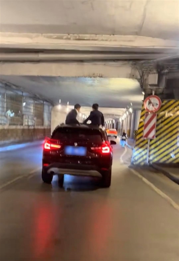 宝马车过隧道 两名8岁男孩探出天窗兜风 交警：司机罚200记3分