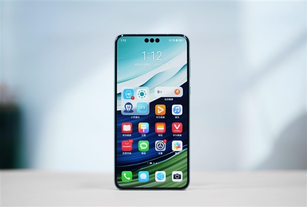 华为Mate 90系列正面外观曝光:依然独一无二三挖孔!支持3D人脸