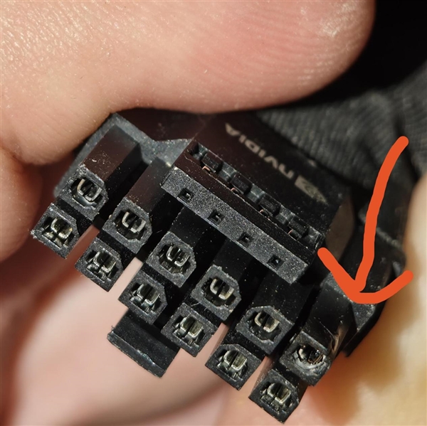 RTX 4090显卡360W都烧了!原厂适配器、80%功耗依然保不住