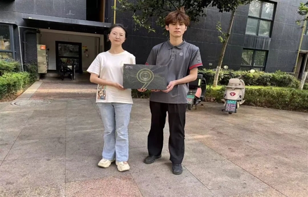 付款几分钟就收货 云南女子抢到首批荣耀Magic9 这配送速度太夸张