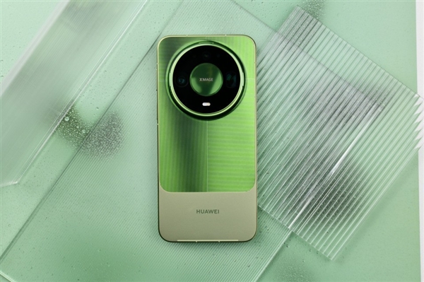 华为Mate 90 Pro Max典藏版上手：翡冷翠很抢眼！积木壳也有新玩法