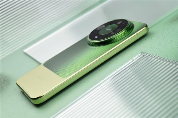 华为Mate 90 Pro Max典藏版上手：翡冷翠很抢眼！积木壳也有新玩法