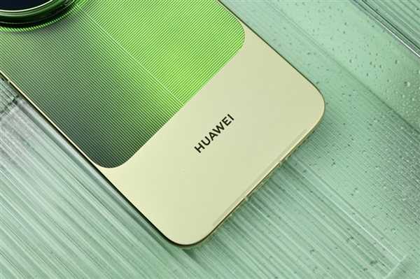 华为Mate 90 Pro Max典藏版上手：翡冷翠很抢眼！积木壳也有新玩法
