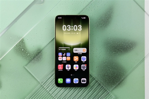 华为Mate 90 Pro Max典藏版上手：翡冷翠很抢眼！积木壳也有新玩法