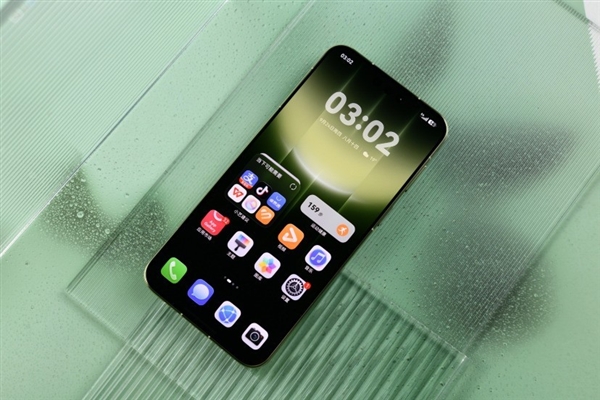 华为Mate 90 Pro Max典藏版上手：翡冷翠很抢眼！积木壳也有新玩法