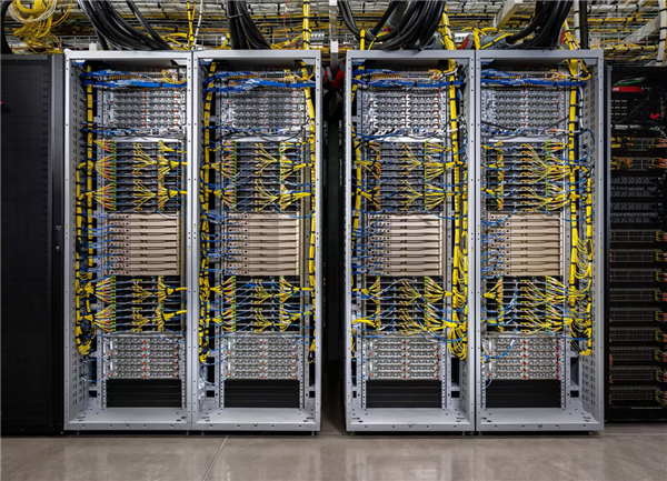 英伟达新王炸投产!Vera Rubin NVL72跑出4.8倍Token吞吐