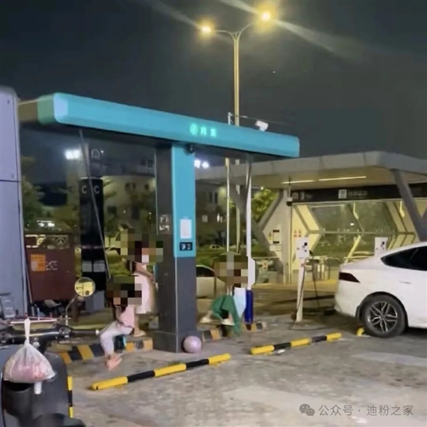 太危险!小孩拿比亚迪1000V闪充枪荡秋千 家长千万看住自家孩子