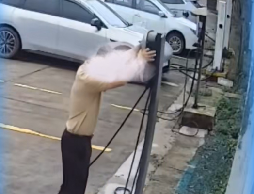 心真大!电车车主充完电不拔枪:直接起步将电桩拽倒