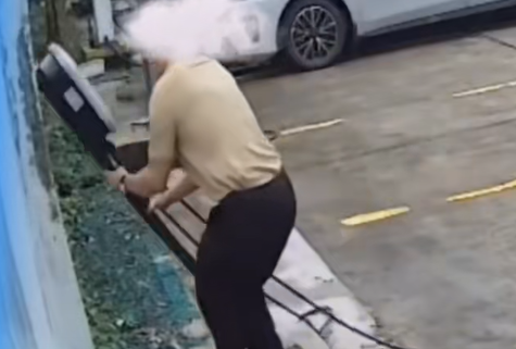 心真大!电车车主充完电不拔枪:直接起步将电桩拽倒