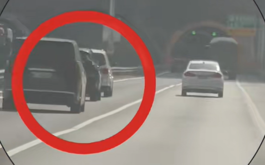 高速跑30km/h、小车与大货车长时间并排行驶!多地交警喊话龟速车