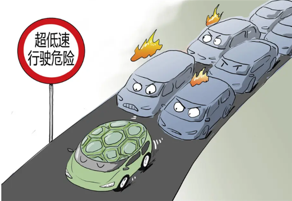 高速跑30km/h、小车与大货车长时间并排行驶!多地交警喊话龟速车