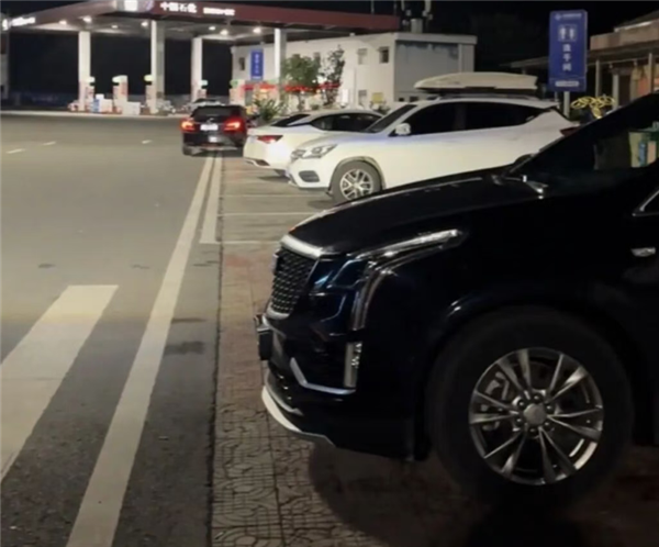 离加油站20多米燃油耗尽!车主申请手动灌油被拒:无奈花350元叫拖车