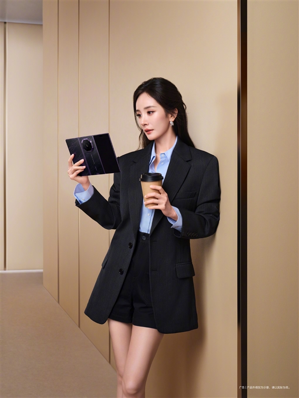 杨幂出任华为Mate XT 2鸿蒙推广大使 黑色西装短裙造型手持三折叠出镜