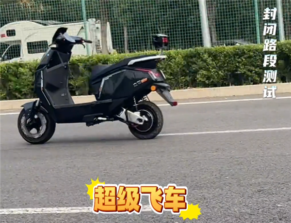 3.99万起!电动车也能自动驾驶了:原地静止不倒 还能帮你取快递