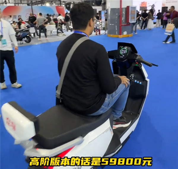 3.99万起!电动车也能自动驾驶了:原地静止不倒 还能帮你取快递