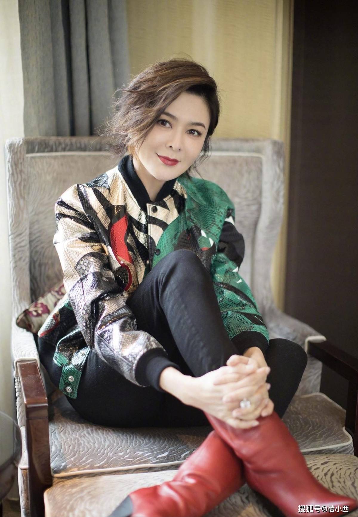 关之琳真是中年妇女穿搭楷模，绿色外套配小红靴，高级洋气又气质